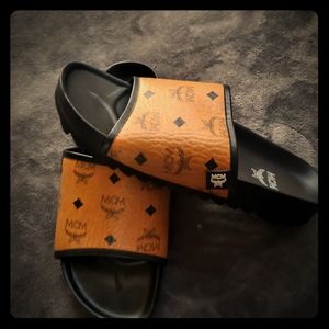 MENS  MCM SLIDES SIZE 10US